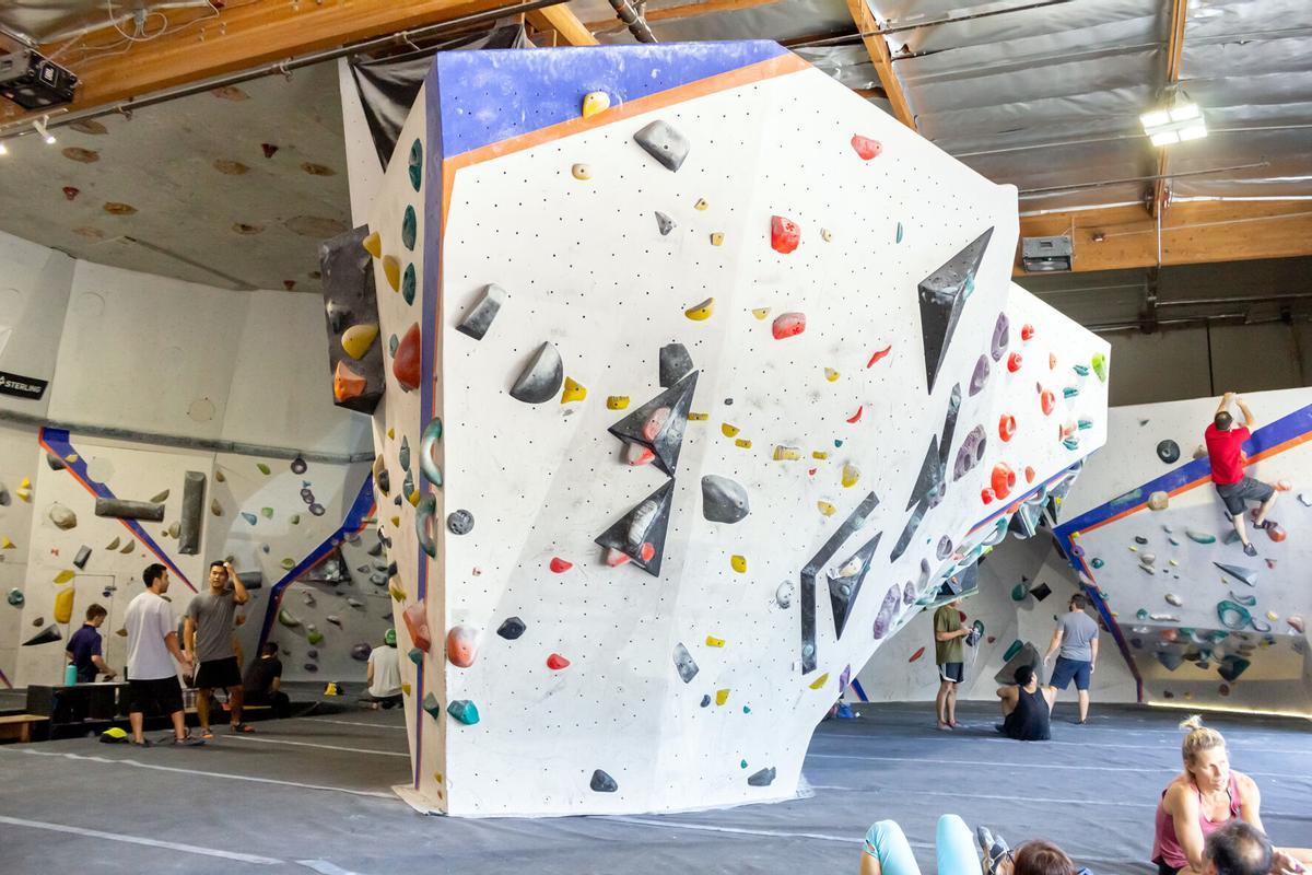 Long Beach, California/United States - 06/06/2019: A view of obstacle courses at an indoor rock climbing gym. PUBLICIDAD . ESCALADA . INDOORWALL