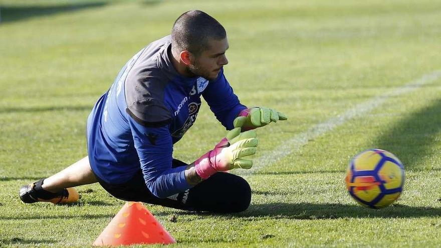 Rubén se lanza para atrapar un balón durante el entrenamiento de ayer en Abegondo.