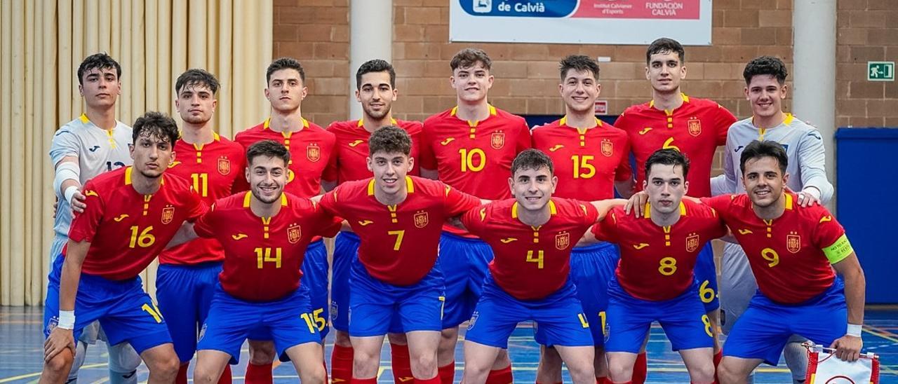 Alejandro Bernal, el segundo por la izquierda, agachado y con el dorsal 14, con la selección española sub 19 de fútbol sala.