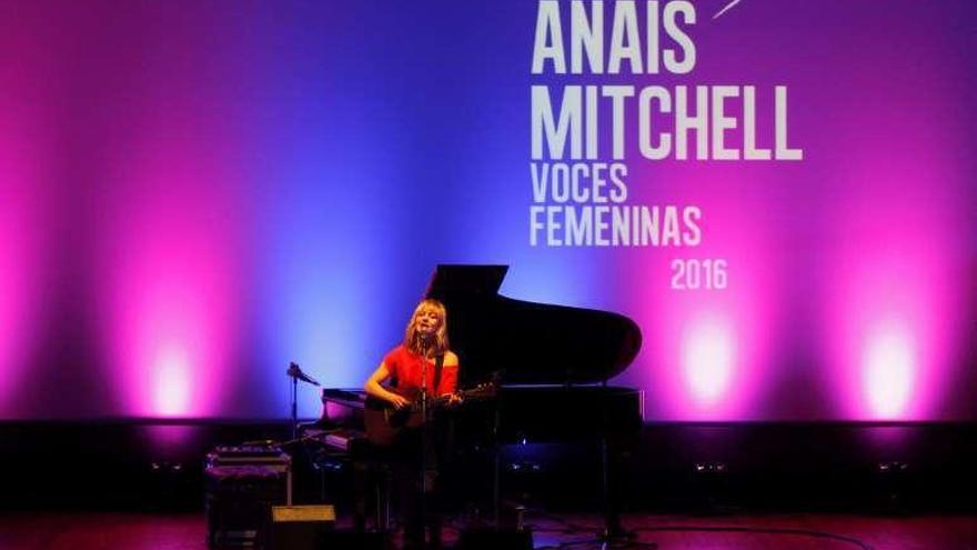 La cantante Anaïs Mitchell, ayer, en el teatro Afundación. // J. Lores