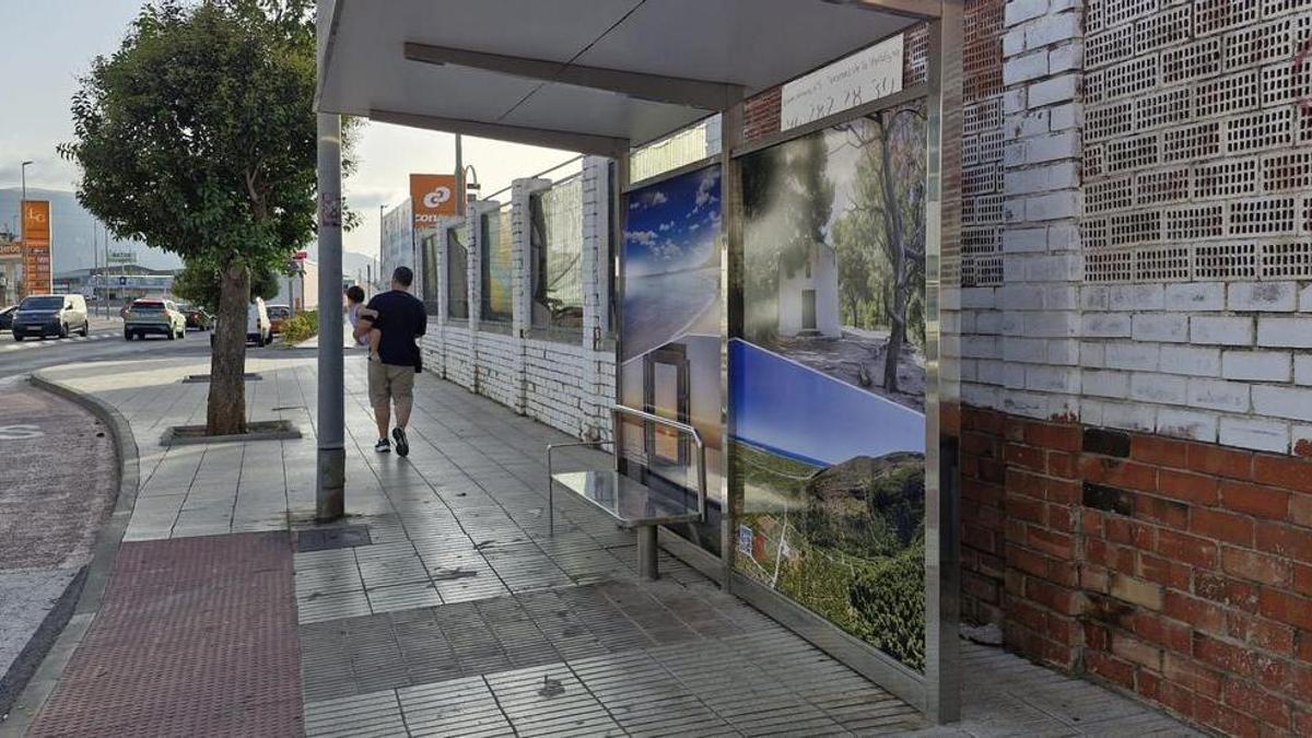 Una de las paradas del autobús en Tavernes de la Valldigna, en una imagen de ayer.