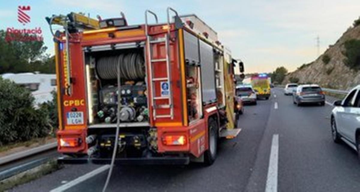 Los bomberos y la ambulancia, en el lugar de los hechos este domingo.
