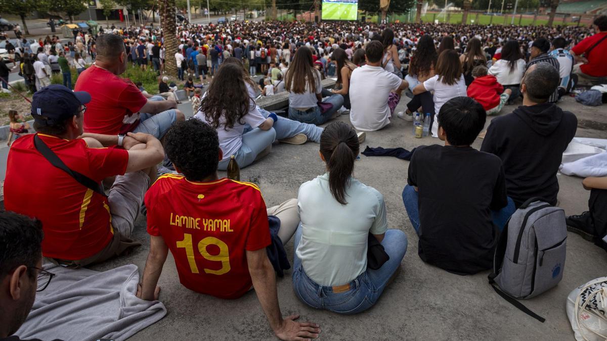 Aficionados siguen la final de la Eurocopa entre España e Inglaterra, junto al Reale Arena de San Sebastián