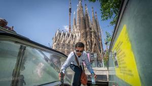 L’escala mecànica viral del metro de Sagrada Família reneix com a temerari plató malgrat la prohibició