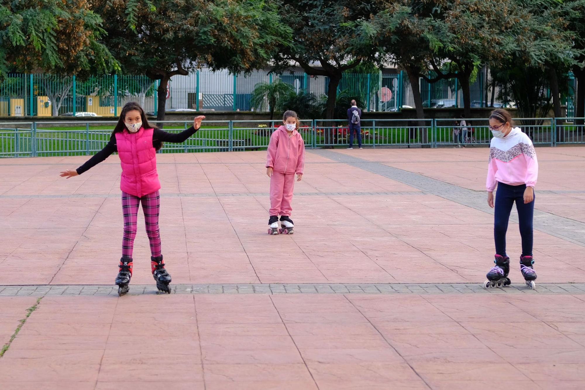 Los más pequeños salen a la calle para jugar con sus regalos de Reyes