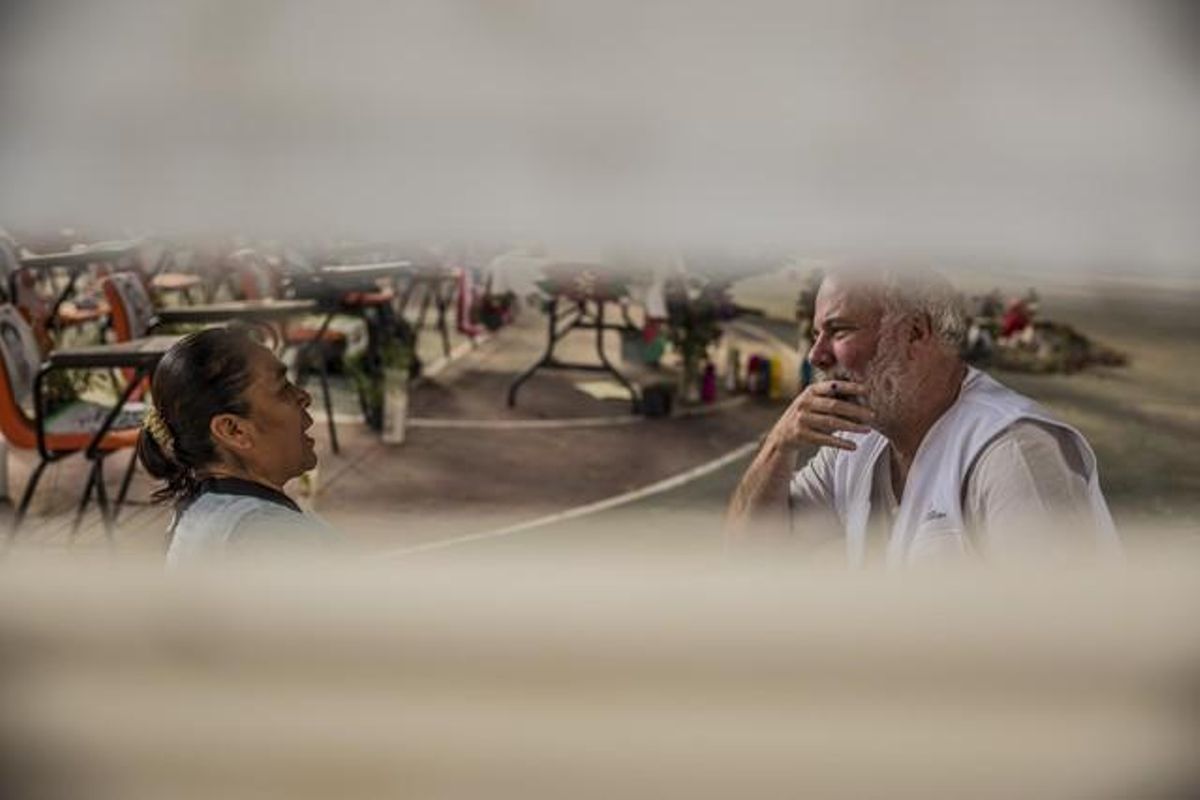 Ramón Lobo conversando con Margarita Zacarías, madre del estudiante desaparecido Miguel Ángel Mendoza.