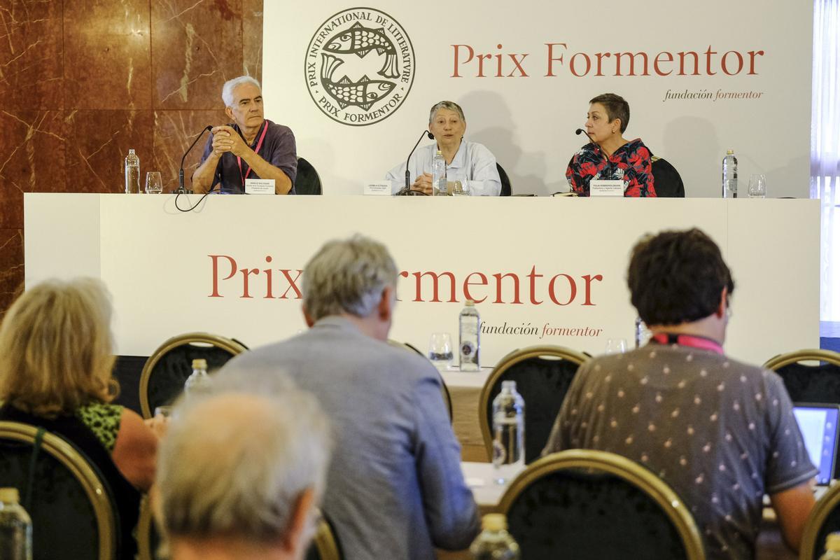 De izq. a dcha., Basilio Baltasar, presidente del jurado y Fundación Formentor, Liudmila Ulítskaya, la escritora ganadora del Premio Formentor 2022, y Yulia Dobrovolskaya, su agente literaria.