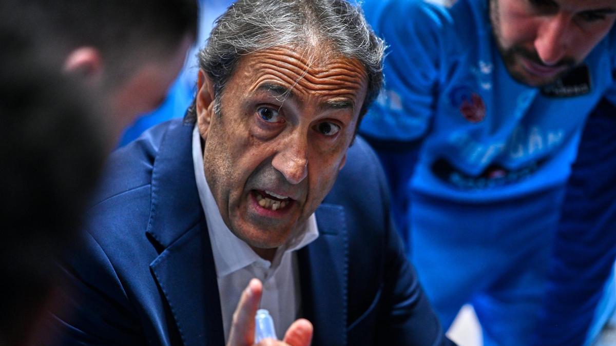 Luis Casimiro, entrenador del conjunto gallego, da indicaciones a sus jugadores.
