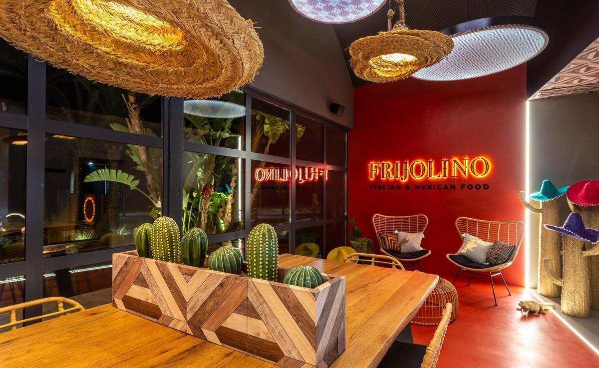 Frijolino fusiona dos culturas culinarias en un ambiente colorido y vibrante con vistas al hoyo 1 del campo de golf.