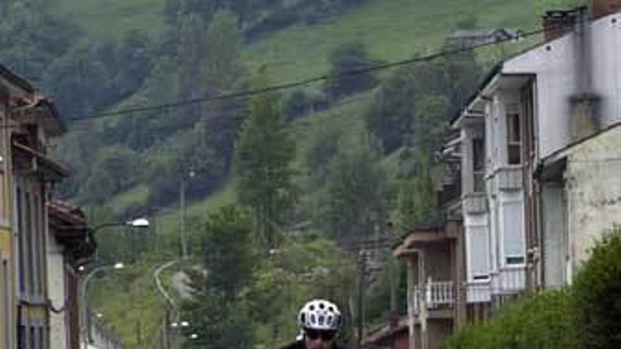 Un ciclista por la travesía de Campomanes.