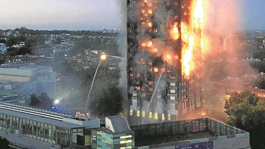 Un incendio azota a los pobres en la barriada más rica de Londres