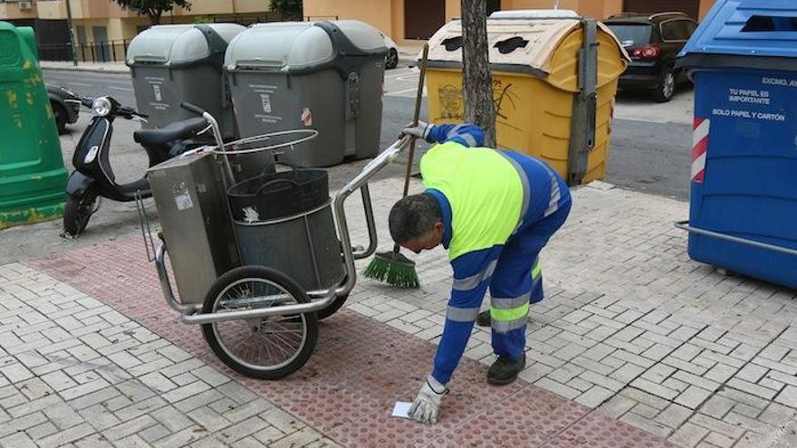 Operarios de Limasa limpiando una calle de la ciudad.