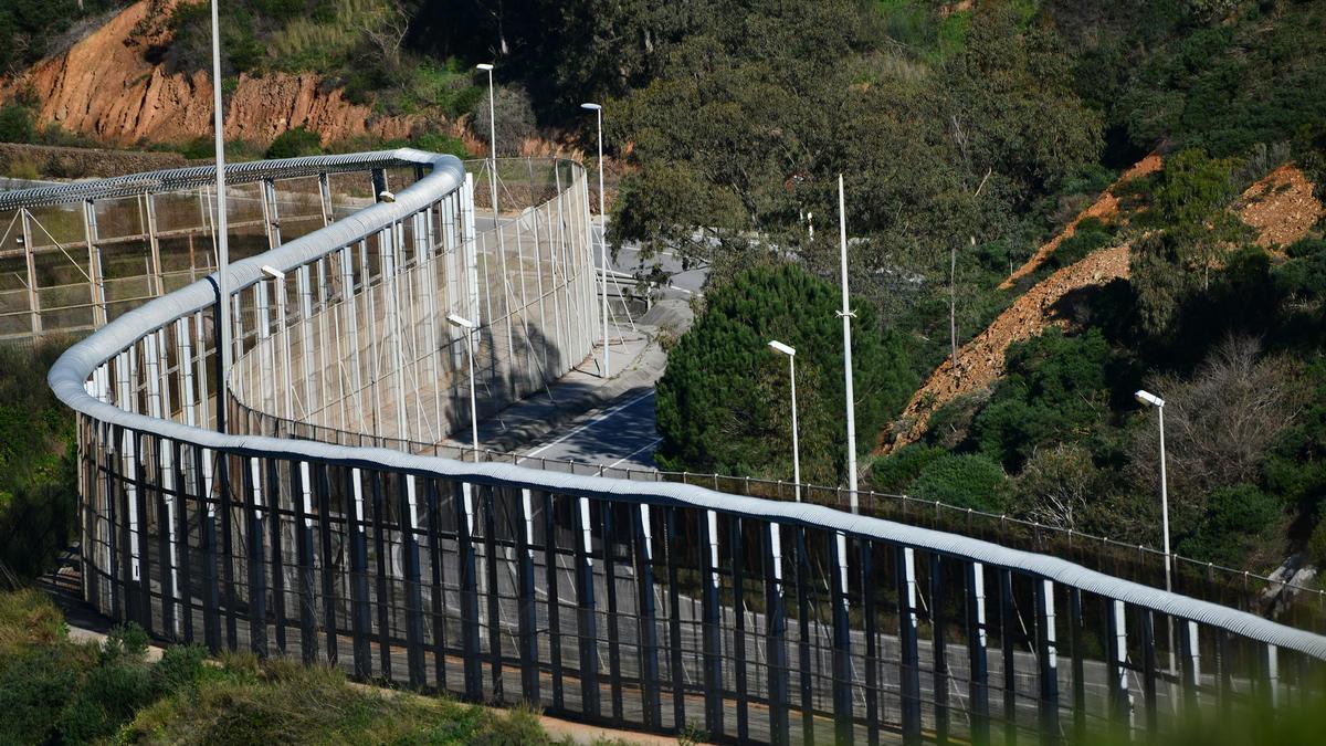 Vista de un tramo de la valla que separa Ceuta y Marruecos