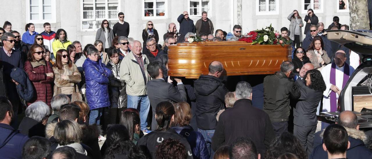 El féretro de Beatriz, ayer en el atrio de la iglesia de Baiona.