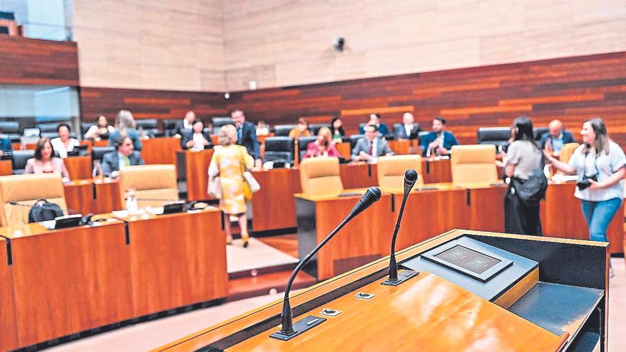 La disolución anticipada de la Asamblea de Extremadura deja un millar de iniciativas sin tramitar