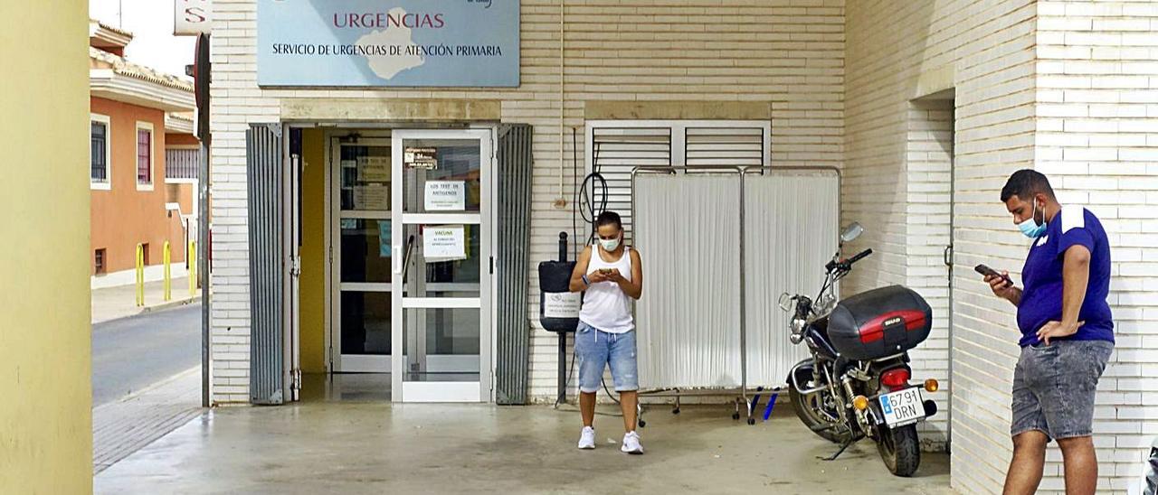 Usuarios guardan cola en las Urgencias del Centro de Salud de Los Dolores.  | Iván Urquízar