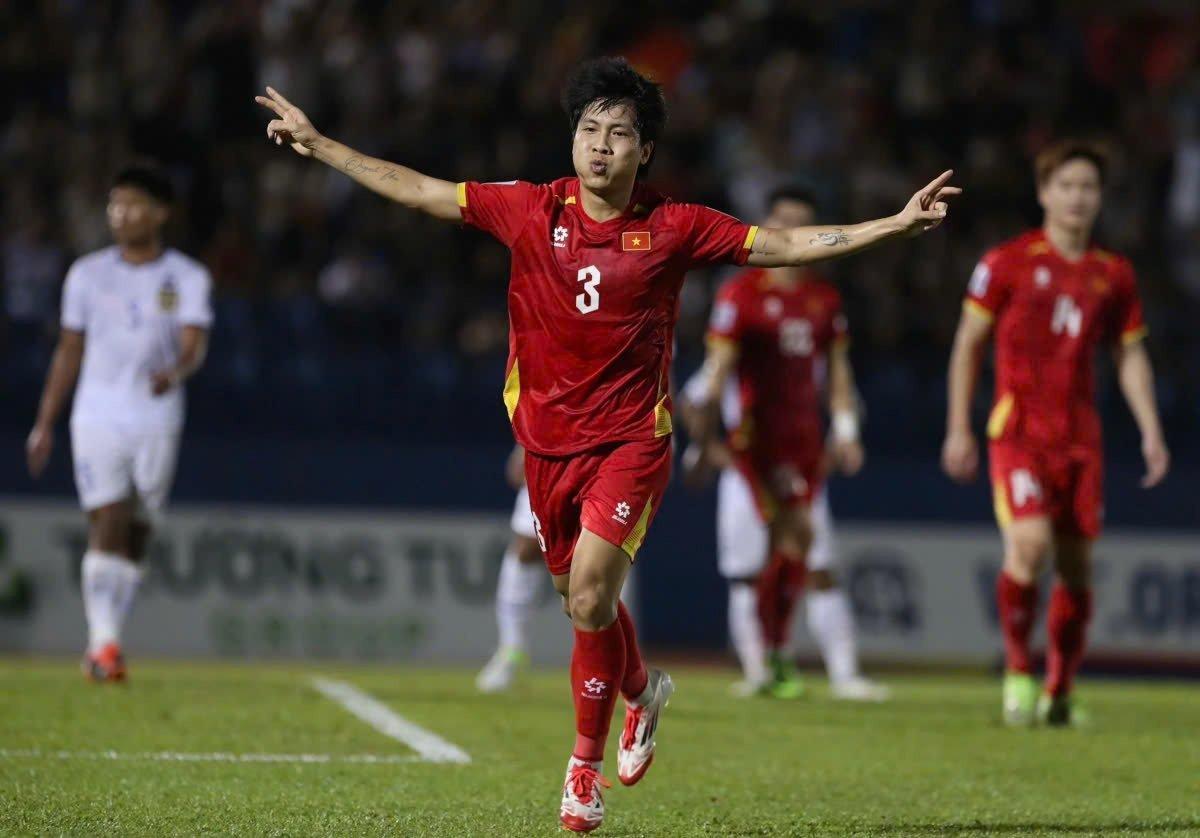 Un jugador de Vietnam celebra un gol.