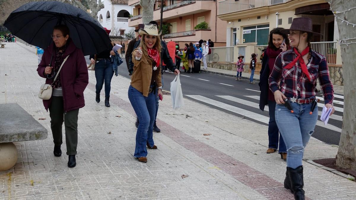 La alcaldesa de Andratx, de pistolera.