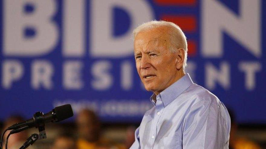 Los candidatos demócratas acechan a Biden en el segundo debate de Miami