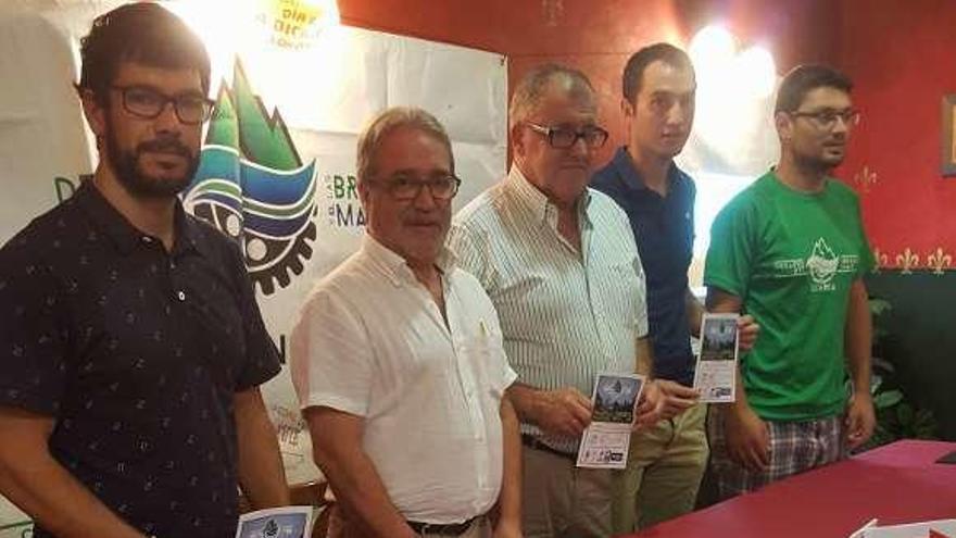 Por la izquierda, el edil de Deportes, Carlos Martín; el presidente de la Federación Asturiana de Ciclismo, José Antonio Díaz; el alcalde de Valdés, Simón Guardado; el presidente del club Las Brañas y el Mar, Jesús Fernández, y el presidente de la asociación &quot;La Fuente&quot;, Ismael González .