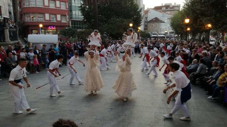 Actuación de la Danza de Espadas de Redondela, ayer. // S. Álvarez