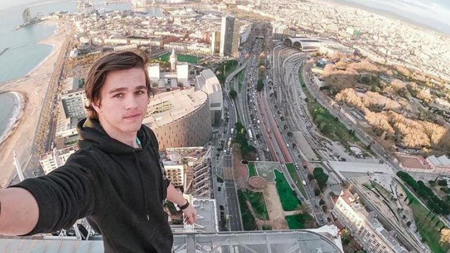 Un jove arrisca la vida escalant l&#039;Hotel Arts de Barcelona