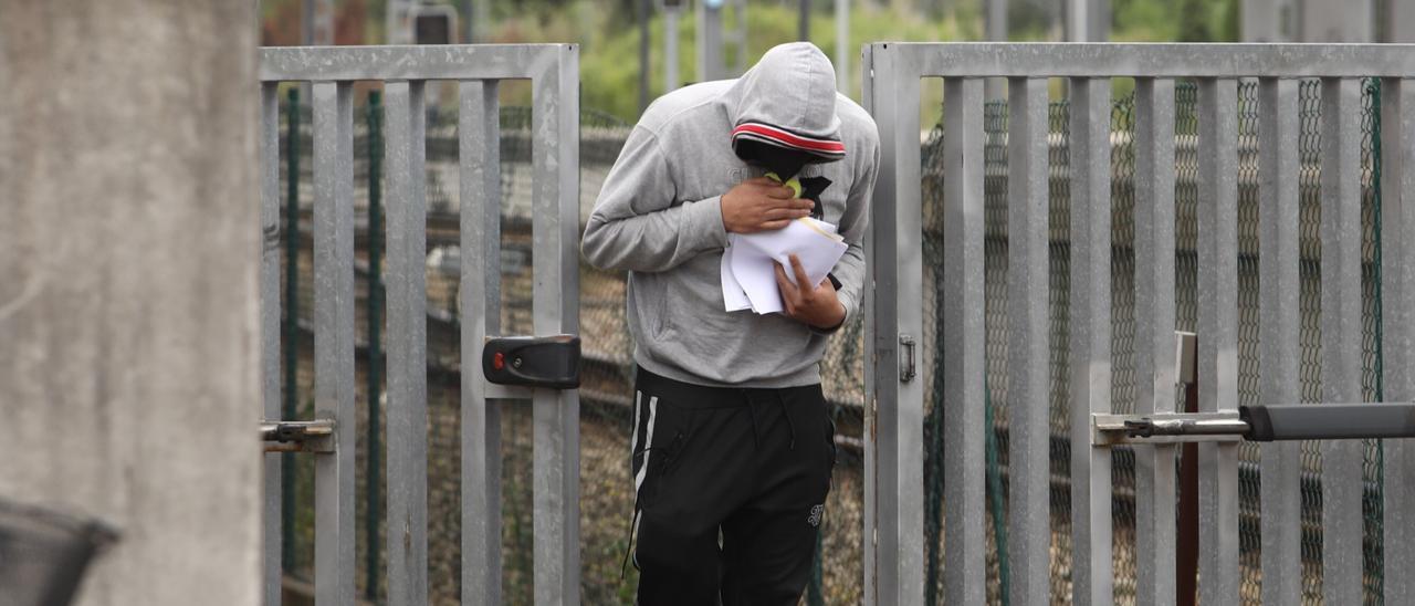 El detenido, a su salida del Juzgado gijonés.