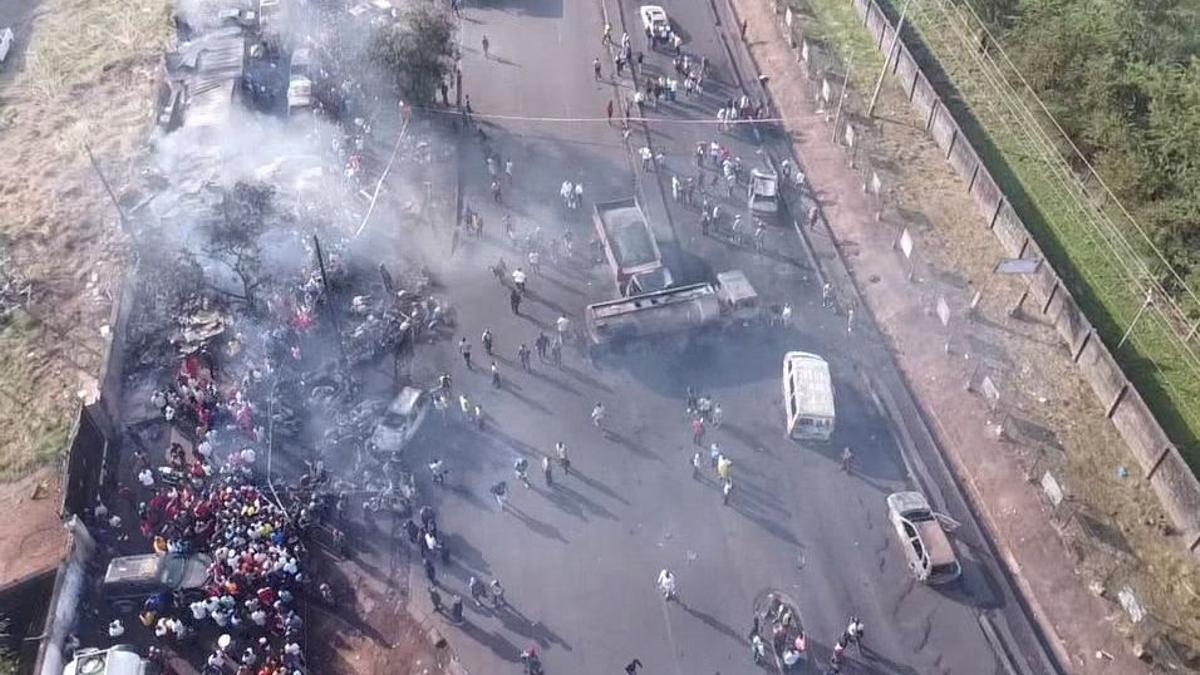 Escena del accidente después de la explosión de un camión cisterna de combustible en Freetown, Sierra Leona