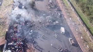 Escena del accidente después de la explosión de un camión cisterna de combustible en Freetown, Sierra Leona.