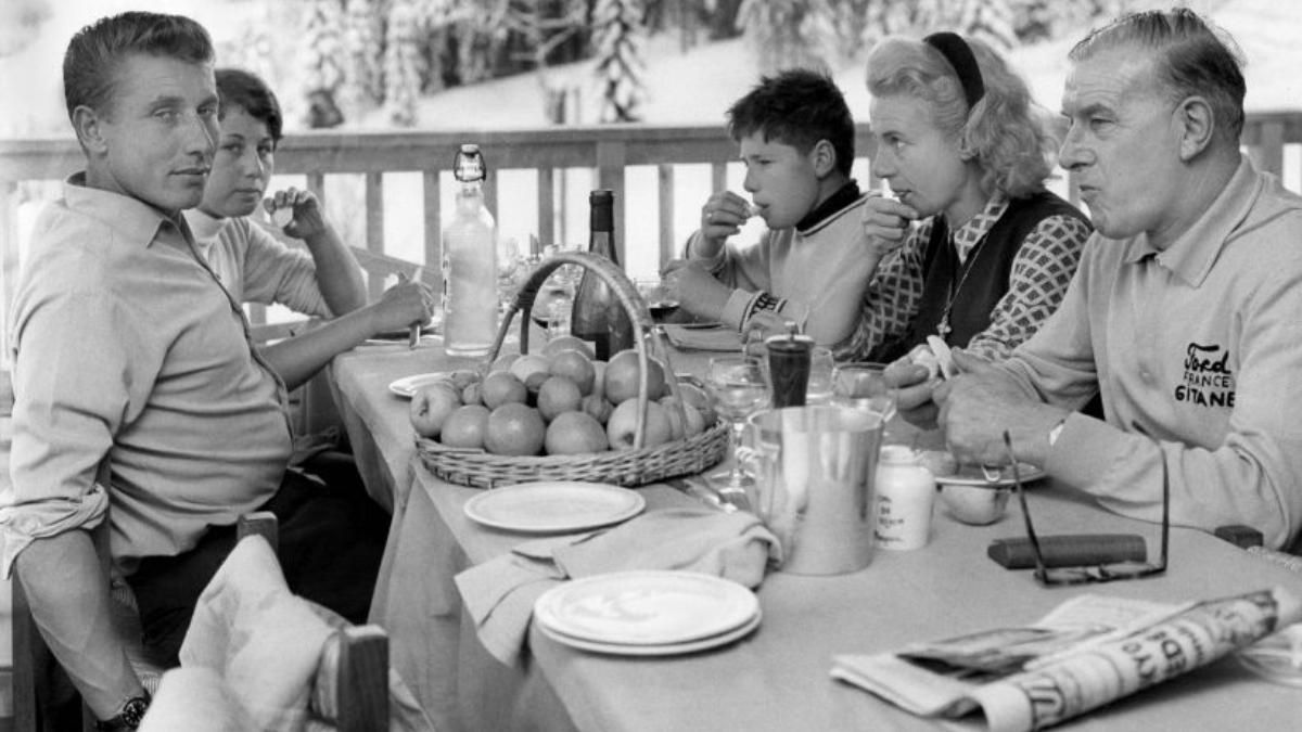 Anquetil, junto a su esposa y los hijos de ella