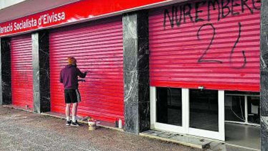 Pintadas en la sede socialista 