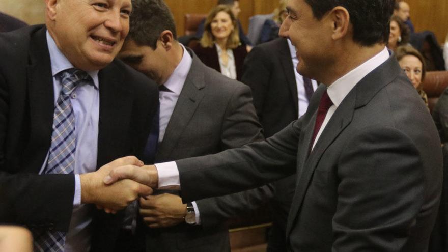 Juanma Moreno, felicitado por Javier Imbroda tras ser investido presidente.