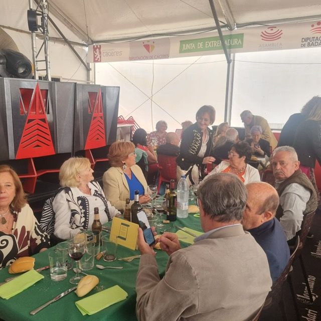 FOTOGALERÍA | Ambiente en las comidas en la caseta en homenaje al centenario de El Periódico Extremadura