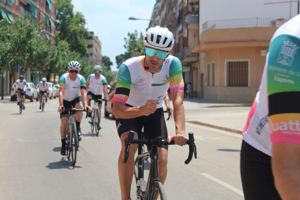 Un grupo de ciclistas pedalea por Foios durante 24 horas en favor de la investigación del cáncer de mama metastático.