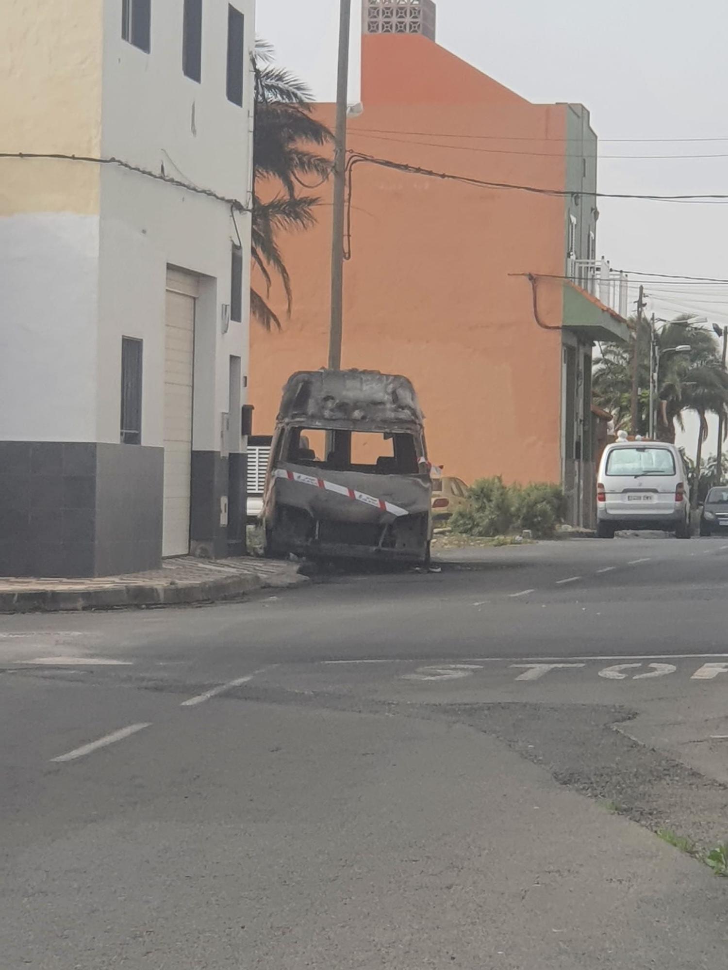 Coche quemado  en Aldea Blanca.