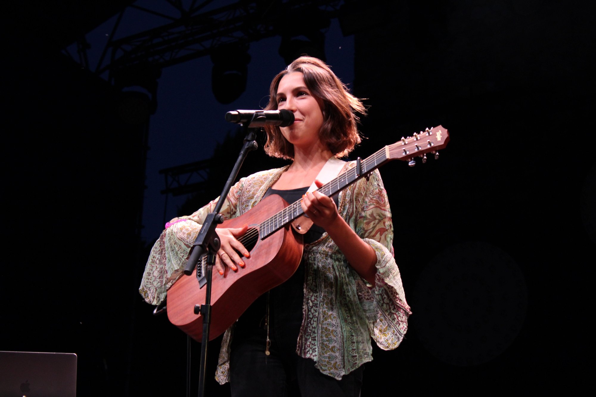 Sara Roy, Greg Taro i Alvaro Soler animen un públic enèrgic a la Ciutadella de Roses