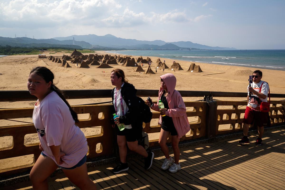 Exposición de esculturas de arena en la playa de Taipéi