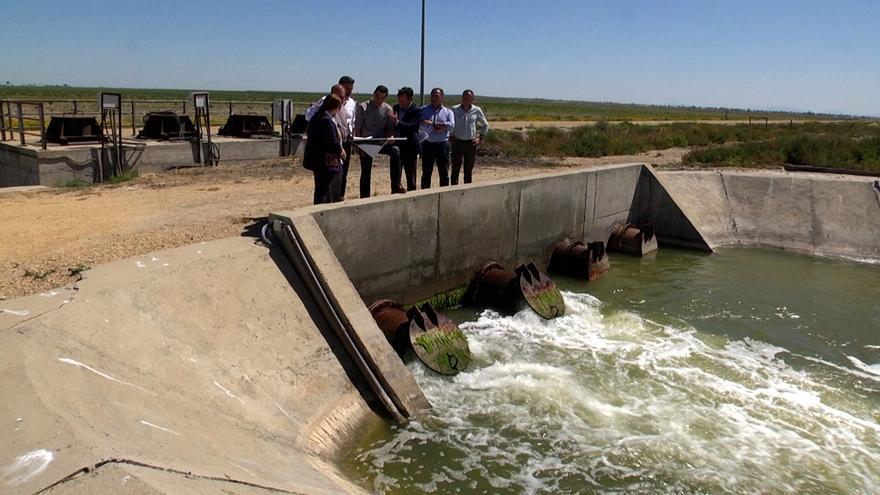 Juanma Moreno, presidente de la Junta de Andalucía, visita la finca Veta la Palma en La Puebla del Río (Sevilla).