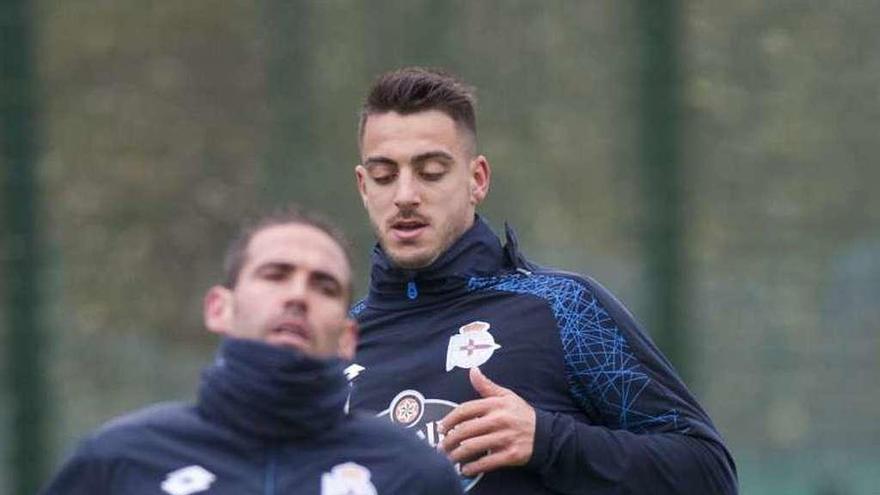 Joselu, tras Navarro, ayer en Abegondo.