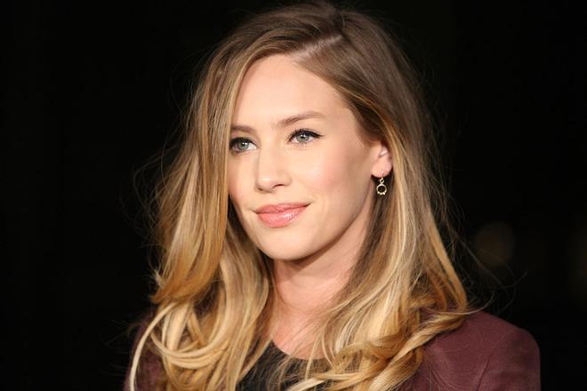 Dylan Penn en un desfile en Londres