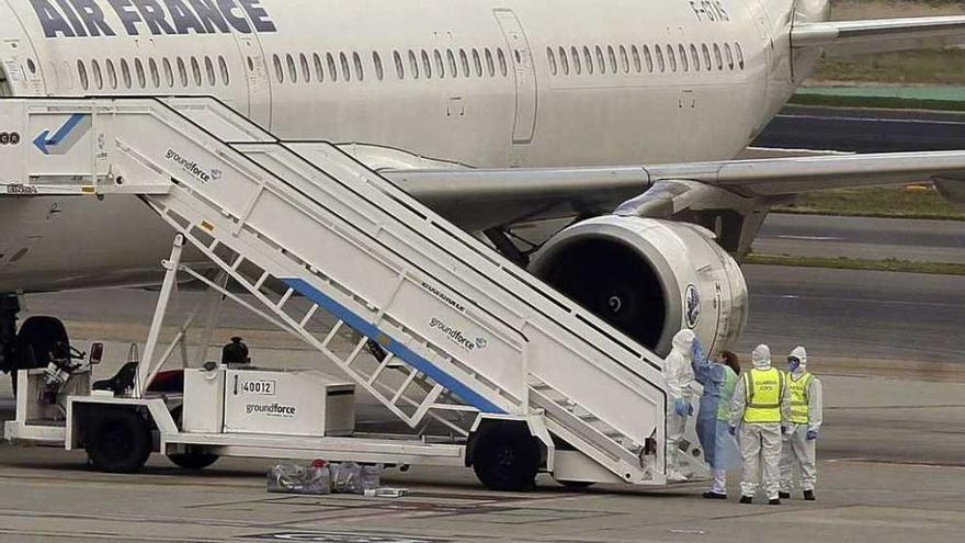 Cuatro personas se preparan para evacuar al pasajero de Air France sospechoso de contagio de ébola. efe
