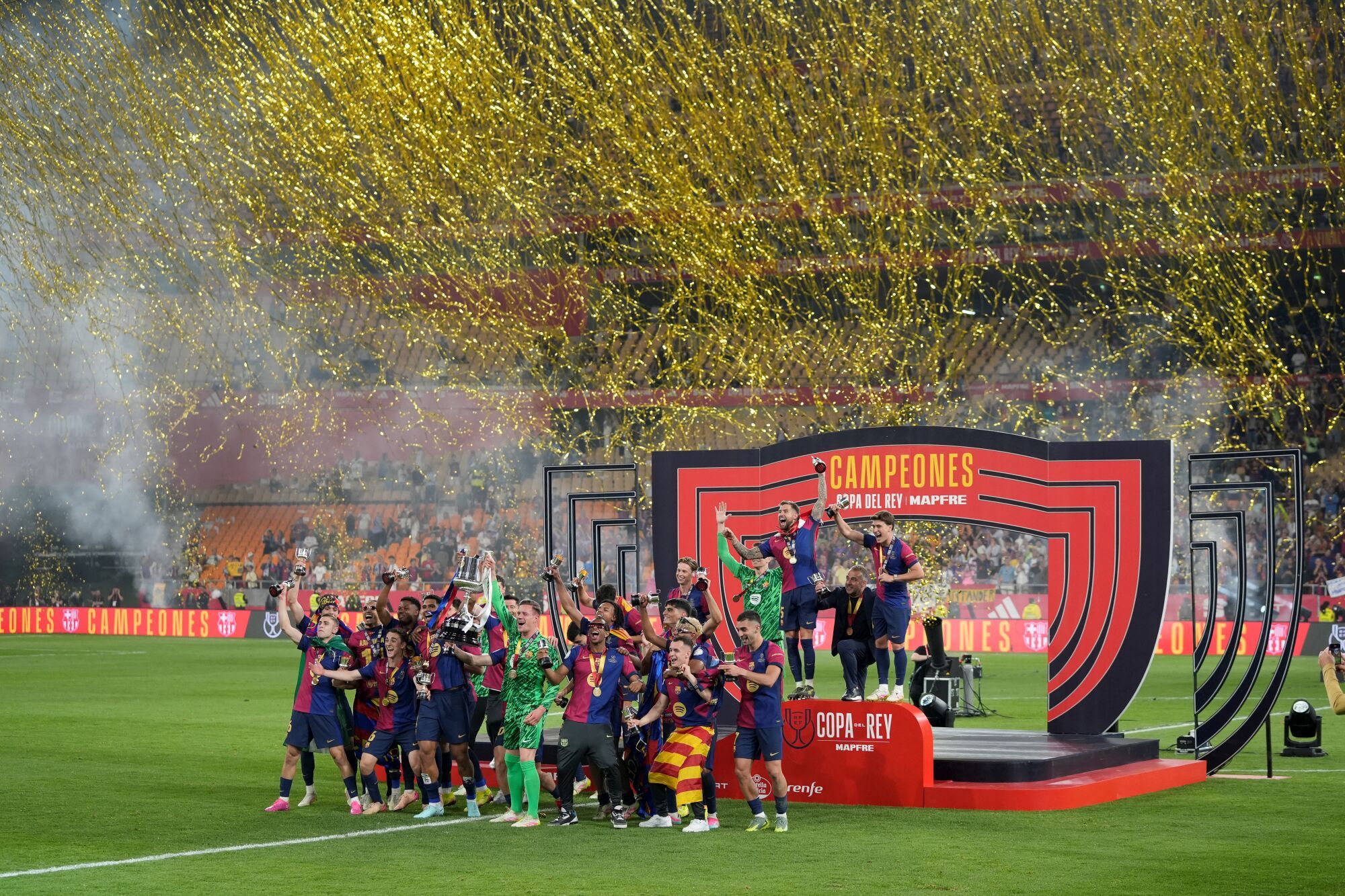 Players of FC Barcelona celebrate the victory with the trophy during the Spanish Cup, Copa del Rey, Final football match played between FC Barcelona and Real Madrid at La Cartuja Stadium on April 26, 2025 in Sevilla, Spain. AFP7 26/04/2025 ONLY FOR USE IN SPAIN. Joaquin Corchero / AFP7 / Europa Press;2025;SOCCER;SPORT;ZSOCCER;ZSPORT;FC Barcelona Vs Real Madrid - Final Copa Del Rey;