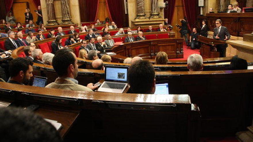 L&#039;hemicicle del Parlament mentre parla Artur Mas.