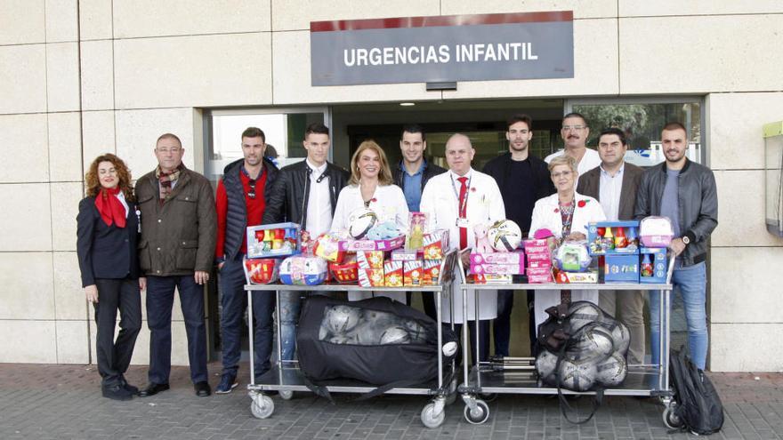 Varios jugadores de la Federación Murciana de Fútbol han visitado a los niños ingresados en La Arrixaca.