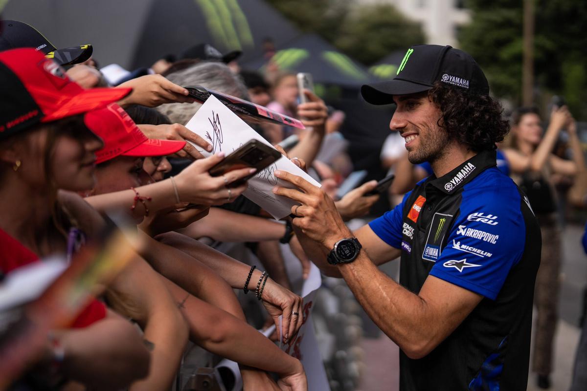 Àlex Rins durante su participación en la Fan Fest 2026 de MotoGP celebrada en la Plaça de Catalunya.