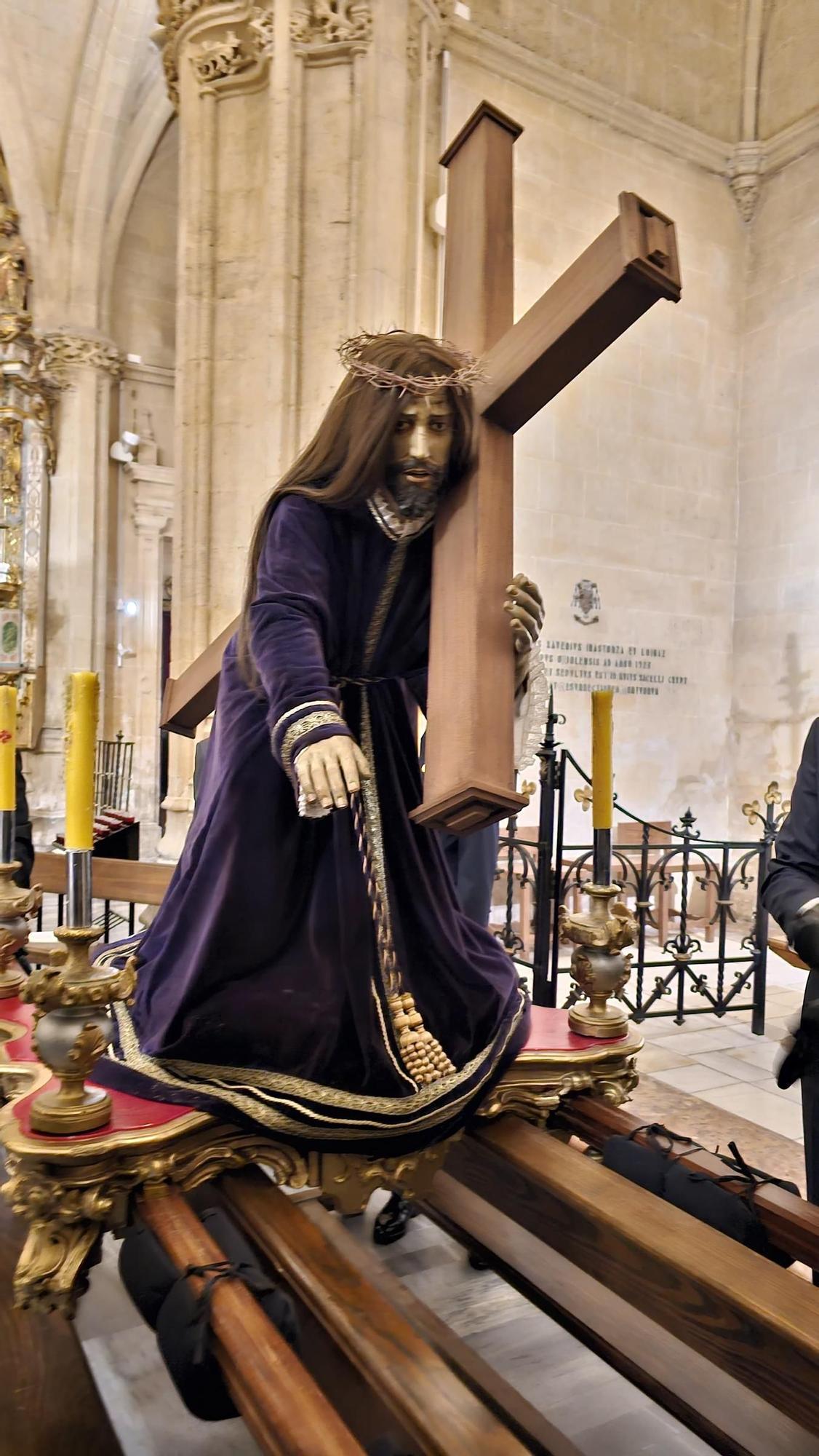 La procesión más corta y traslado de imágenes del Santo Entierro en Orihuela