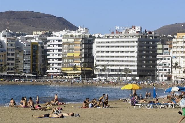 METEOROLOGIA. TIEMPO CALUROSO EN LA PLAYA DE LAS ...