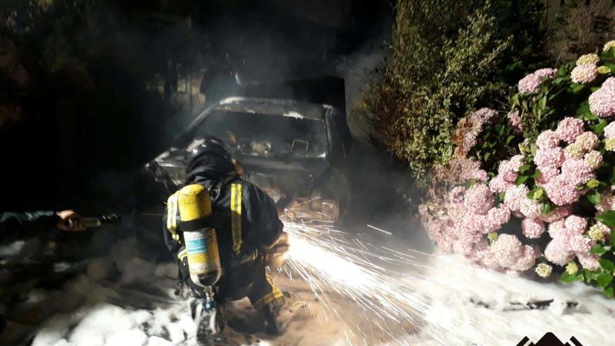 Calcinado un turismo junto a una vivienda en Castropol