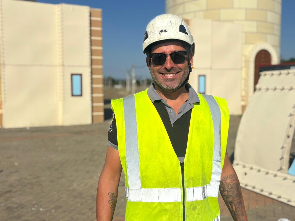 El encargado de estructura de Grupo Ximénez, Juan José Gómez, en el recinto ferial de Badajoz.