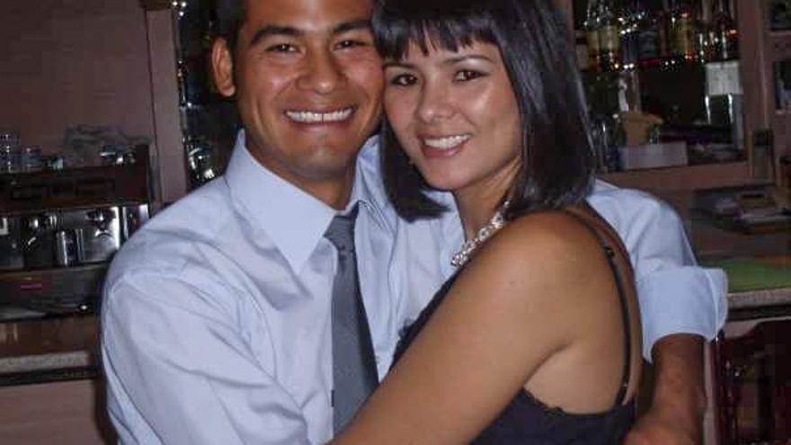 Víctor Paradas abrazado a su hermana Yoli cuando vivía en Bolivia.